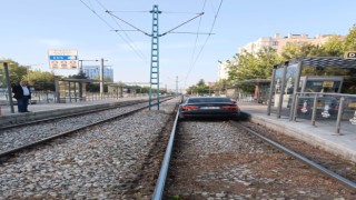 Normal yol diye tramvay yoluna giren sürücü alkollü çıktı