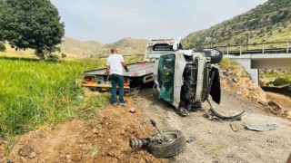 Nusaybinde hafif ticari araç takla attı: 2 yaralı