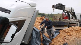 Odun talaşı yüklü tır devrildi, Afyonkarahisar-Kütahya karayolu 2 saat ulaşıma kapandı