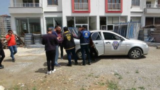 Oğlunu silahla yaralayanların ofisini basan öfkeli baba ortalığı savaş alanına çevirdi