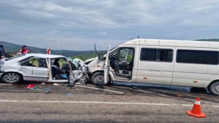 Öğrenci servisi ile otomobil çarpıştı: 1 ölü, 11 yaralı