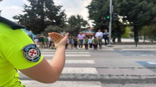 Öğrencilere okul geçidinde uygulamalı eğitim