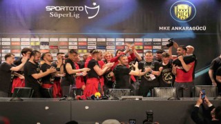 Okan Buruka futbolculardan ‘sulu kutlama