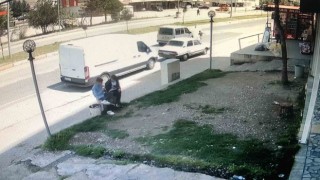 Okuldan dönen çocuğa araba çarptı, çocuk düştükten sonra koşarak kaldırımda oturdu