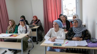 Okuma yazma kursları sayesinde kadınlar hayallerine kavuşuyor