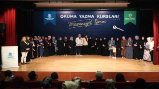 Okuma yazma öğrenen Başakşehirli kadınlar sertifikalarını aldı