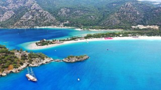 Ölüdeniz sahilinde dev Türk bayraklı 19 Mayıs kutlaması