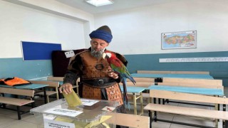 Omuzunda papağanı ile birlikte oy kullanan vatandaş ilgi odağı oldu