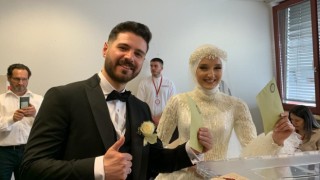 Önce oy kullandılar sonra nikah masasına oturdular