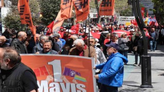 Önde LGBT pankartı, arkasında Türk bayrağı