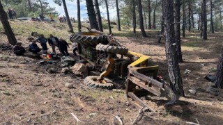 Orman kesim işçisi devrilen traktörün altında kaldı
