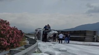 Osmaniyede gübre yüklü tır devrildi