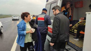 Otomobil bariyerlere girdi, kazaya duran araca başka bir otomobil çarptı: 3 yaralı