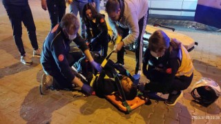 Otomobil çarpmasıyla sürüklenen motosiklet sürücüsünün hayatını başındaki kask kurtardı