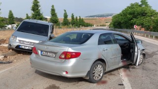 Otomobil ile hafif ticari araç çarpıştı: 8 yaralı