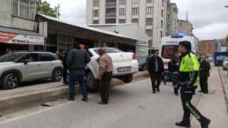 Otomobil ile minibüs çarpıştı: 1 yaralı