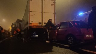 Otomobil, otoyolda makaslayan tıra ok gibi saplandı: 4 yaralı