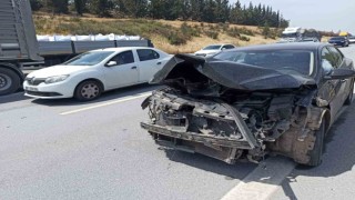 Otomobil refüje çarptı, sürücü yaralandı