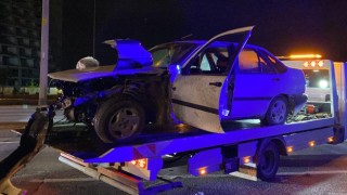 Otomobil yol kenarındaki bariyerlere çarptı: 1 yaralı