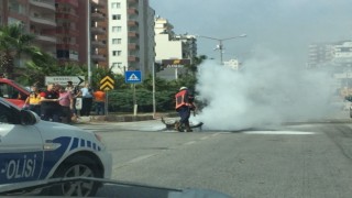 Otomobile çarpan motosiklet alev alev yandı