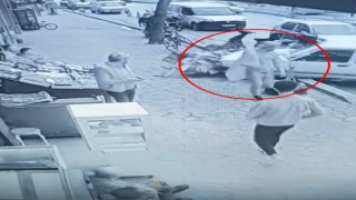 Otomobilin altında kalmaktan saniyelerle kurtuldu, rahat tavırları dikkat çekti