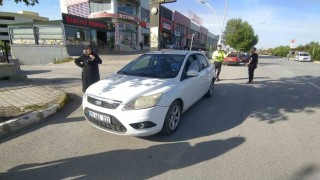 Otomobilin çarptığı yaşlı kadın yaralandı