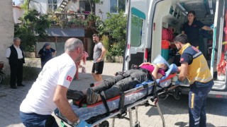 Otomobille çarpışan elektrikli bisiklet sürücüsü genç ağır yaralandı