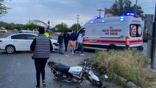 Otomobille çarpışan motosikletteki 2 kişi yaralandı