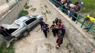 Otomobille çarpışan pikap dereye düştü, faciadan dönüldü