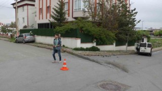 Otomobille hafif ticari çarpıştı: 2 kişi yaralandı