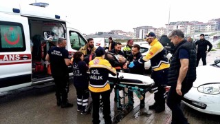 Otomobiller çarpıştı: 2 yaralı