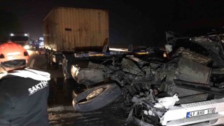 Otoyolda feci kaza: Paramparça olan tırın kupasından sağ çıktı