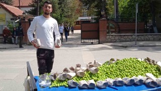 Oy kullanılan okulun önüne tezgah kurup erik sattı