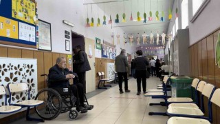 Oy kullanmak için sıraya giren 91 yaşındaki seçmen dualarla sandığa gitti