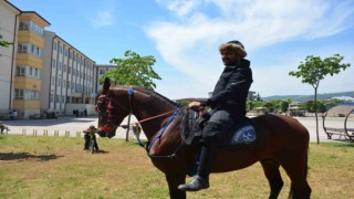 Oy kullanmaya atıyla geldi