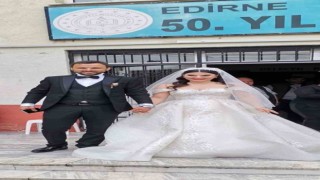 Oy kullanmaya gelinlik ve damatlıkla geldiler