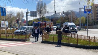 Oy kullanmaya giden çift kazada yaralandı