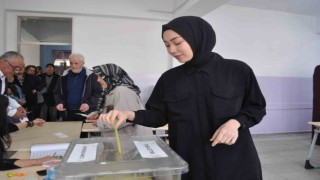 Oy kullanmaya giden vatandaşlar sandık başlarında kuyruk oluşturdu