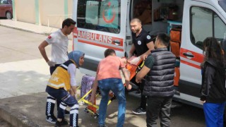 Oy kullanmaya sağlık görevlisinin sırtında gitti