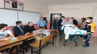 Oy kullanmaya sedyeyle gitti