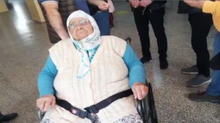 Oy kullanmaya tekerlekli sandalye ile taşındı