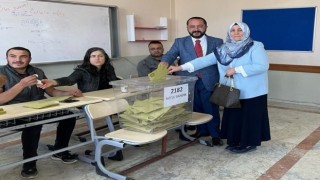 Oyunu annesiyle birlikte kullanan Başkan Yılmazdan demokrasi vurgusu