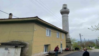 (ÖZEL) Bilecikte cami minaresine yıldırım düştü