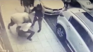 (Özel) Dehşet anları kamerada: Müşterileri rahatsız edip para isteyen genci önce dövdü, sonra vurdu