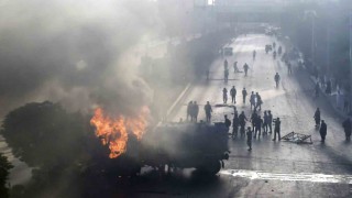Pakistanda sokaklar savaş alanına döndü: 1 ölü, 12 yaralı