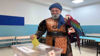 Papağanıyla oy kullanmaya gitti