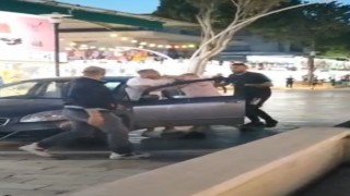 Park halindeki araçlara çarpan sürücüye meydan dayağı