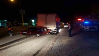 Park halindeki kamyona arkadan çarpan otomobil sürücüsü ağır yaralandı