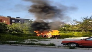 Park halindeki otomobil alev alev yandı