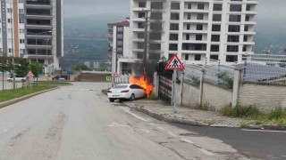 Park halindeki otomobil hareket edip direğe çarparak yandı